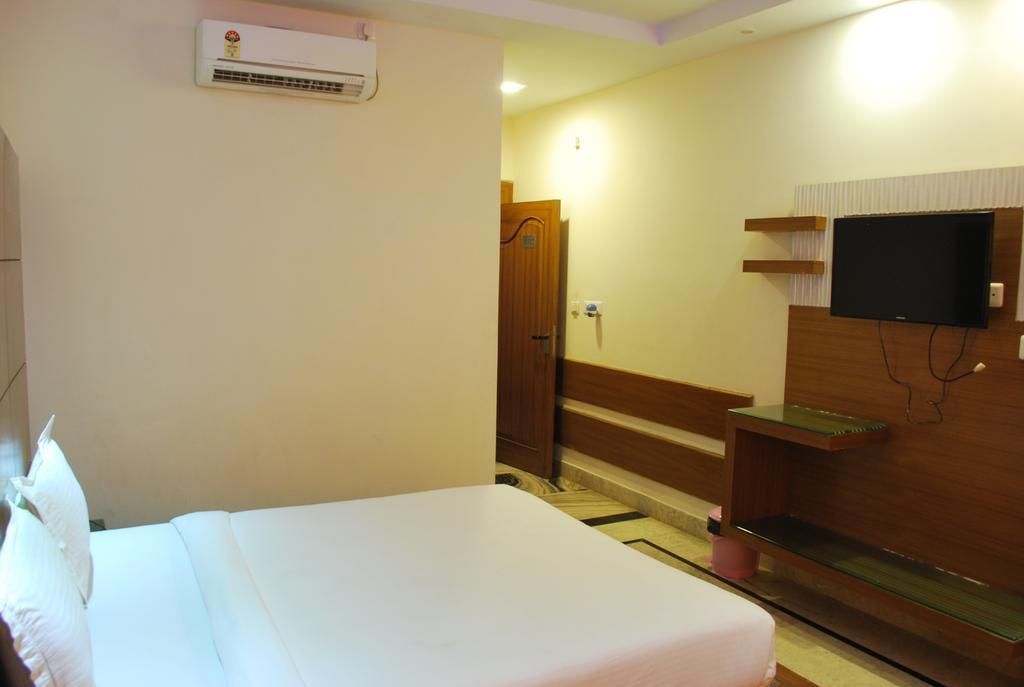 Hotel Basera Brij Bhoomi Vrindāvan Exteriör bild