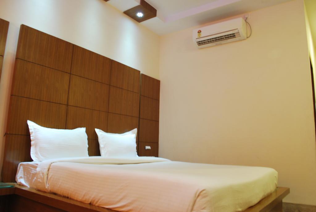 Hotel Basera Brij Bhoomi Vrindāvan Exteriör bild